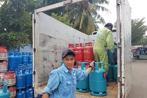 Gas price reduces VND20,000 a 12 kilogram cylinder from February 1, 2018 (Photo: SGGP)