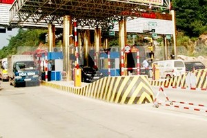 The toll gate in Xuan Mai-Hoa Binh stretch, Highway 6 (Photo: VNA)