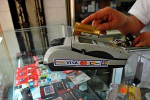 Credit card holders will not be allowed to withdraw cash at card readers of domestic points of sale (POS) from March this year, says the State Bank of Vietnam (SBV) (Photo: tuoitre.vn)