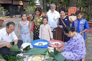 Overseas Vietnamese make chung cake for Tet