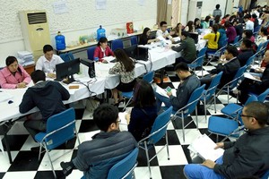 People wait for their turn to complete tax procedures at the Hanoi Tax Department.(Photo: VNA/VNS)