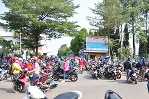 Thousands of workers gather in front of KL Texwell Vina Company because the company has owed them January wage when the Tet holiday has approached