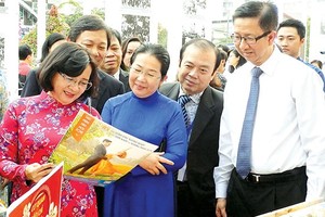 HCMC leaders visits the spring newspaper exhibition in HCMC Book Street 2018 opened on February 13 (Photo: SGGP)
