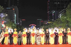 Central and city leaders attend the opening ceremony of Nguyen Hue flower street in HCMC on February 13 (Photo: SGGP)