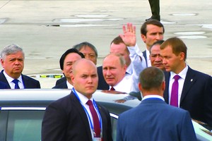President Vladimir Putin waves to international reporters and the Vietnamese people when arriving in Da Nang to attend the APEC submit in November, 2017 (Photo: SGGP)