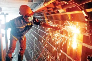 A worker on the construction site of My Thuy intersection tunnel (Photo: SGGP)