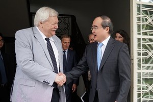 HCMC Party Chief Nguyen Thien Nhan shakes hands with President of the German Rectors' Conference, Horst Hippler (Photo: SGGP)