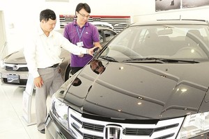 Customers at an auto shop in HCMC (Photo: SGGP)