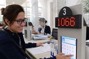 Residents mark their satisfaction to cadres at District 1 People’s Committee, HCMC (Photo: SGGP)