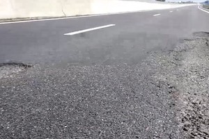Potholes occur in Da Nang-Quang Ngai Expressway that has been openned to traffic for a short time 