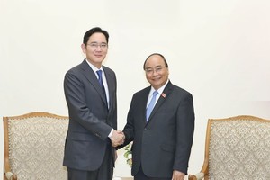 Prime Minister Nguyen Xuan Phuc (R) receives Vice Chairman of Samsung Group Lee Jae-yong in Hanoi on October 30 (Photo: VNA)