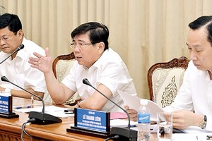 chairman of HCMC People’s Committee Nguyen Thanh Phong makes a statement at the meeting on November 1 (Photo: SGGP)