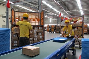 Automatic parcel conveyor belt reduces 50 percent labor costs at the center.