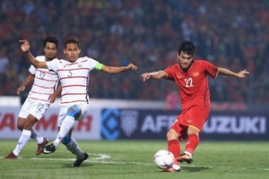 Nguyen Tien Linh (in red) opens the score for Vietnam at the 39th minute (Photo: VNA)