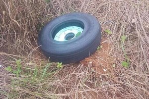One nose wheel of the Vietjet Air plane with landing problem at Buon Ma Thuot Airport was found on November 30 morning (Photo: VNA)