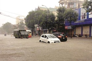 Heavy rain badly submerges many roads in Vinh city, Nghe An province
