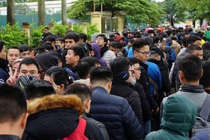 Fans line up in front of VFF headquarters to receive tickets