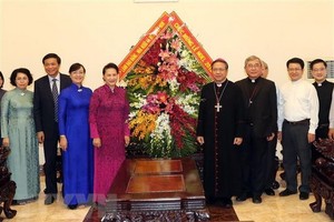 National Assembly Chairwoman Nguyen Thi Kim Ngan (left, in pink) visits Ho Chi Minh City Archdiocese. (Photo: VNA)