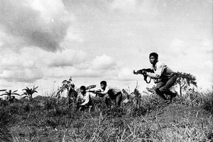 The Cambodian revolutionary armed forces and the Vietnamese volunteer soldiers joined a drill to improve combat ability (Source: VNA)