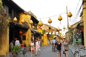 Visitors on a street in Hoi An ancient town (Photo: VNA)