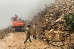 A landslide has blocked two way traffic in Highway 8A, Ha Tinh province since January 16 (Photo: SGGP)