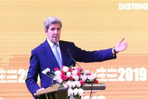 John Kerry, former US Secretary of State and visiting distinguished statesman at the Carnegie Endowment for International Peace, addresses the Vietnam Economic Forum 2019 (Photo: VNA)