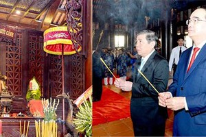 Secretary of HCMC Party Committee Nguyen Thien Nhan (R ) and chairman of HCMC People’s Committee Nguyen Thanh Phong burn incense to commemorate Marquess Le Thanh Nguyen Huu Canh