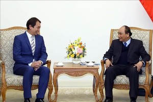 Prime Minister Nguyen Xuan Phuc (right) and President of the Singapore Manufacturing Federation  Douglas Foo (Photo: VNA)