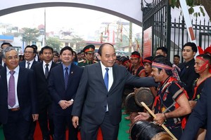 Prime Minister Nguyen Xuan Phuc greets artisans at the opening ceremony of the exhibition on January 20 (Photo: VNA)