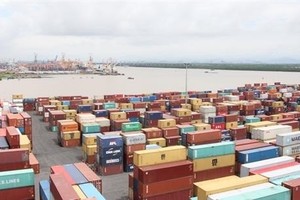 A shipping yard Hai Phong port. Vietnam had a trade deficit of about US$1 billion in the first 15 days of this year. (Photo: baohaiquan.vn)