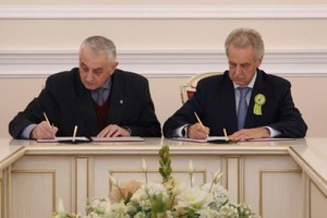 Evgeny Grigoriev (R), Chairman of the Committee for External Relations of St. Petersburg, and Anatoly Budko, director of the Russian Museum of Military Medicine, sign a decision to hold the exhibition next April (Photo: nhandan.com.vn)