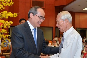 HCMC Party Chief Nguyen Thien Nhan shakes hands with an elderly delegate at the meeting (Photo: SGGP)