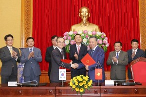 Vietnam’s Ministry of Public Security and the RoK Supreme Prosecutors’ Office sign a memorandum of understanding (MoU) on cooperation in the prevention and combat of cross-border crimes (Photo: VNA)