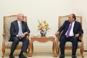 Prime Minister Nguyen Xuan Phuc (R) receives chief representative of the International Monetary Fund (IMF) in Vietnam Jonathan Dunn (Photo: VNA)