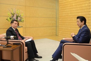 Japanese Prime Minister Shinzo Abe (R) grants an exclusive interview to General Director of the Vietnam News Agency (VNA) Nguyen Duc Loi who is paying a working visit to Japan (Photo: VNA)