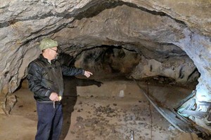 Mr. Nguyen Van Binh at Den Mau cave in Dong Dang, Lang Son province. The cave was the shelter of over 500 residents in 1979 when Chinese troops invaded Vietnam  (Photo: SGGP)