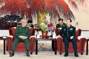 Deputy Minister of National Defence, Sen. Lt. Gen. Nguyen Chi Vinh (L) pays a courtesy visit to Chinese Minister of National Defence, Sen. Lt. Gen. Wei Fenghe (Photo: VNA)