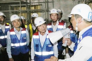 Chairman of HCMC People's Committee Nguyen Thanh Phong on the construction site of an item of Ben Thanh-Suoi Tien metro line on February 22 (Photo: SGGP)