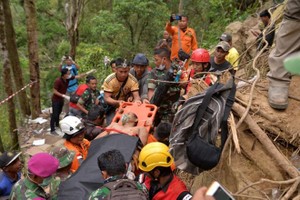 Rescuers carry victims who was trapped in the makeshift gold mine (Photo: AFP)