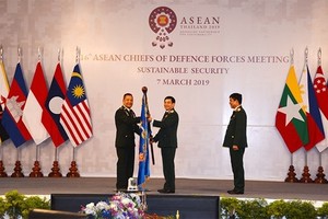 Host Thailand hands over the flag of the ACDFM Chair to Vietnam, which will hold the ASEAN Chair in 2020 (Photo: qdnd.vn)