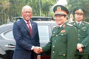 Minister of National Defence General Ngo Xuan Lich (right) receives Philippine Secretary of National Defence Delfin Lorenzana in Hanoi on Monday. (Photo: SGGP)