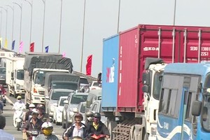 Traffic jam repeatedly occurs in Rach Mieu bridge in holidays (Photo: SGGP)