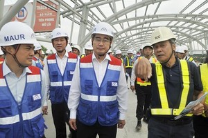  HCMC Party leader Nguyen Thien Nhan talks to contractors of Ben Thanh-Suoi Tien metro line at Phuoc Long station on March 13 (Photo: SGGP)