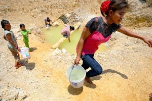 Villagers collect water at a dwindling watering hole amid drought in Banteay Meanchey province, Cambodia, in 2016 (Source: phnompenhpost.com)