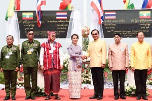 Prime Minister Prayut Chan-o-cha, third from right, shakes hands with Myanmar State Counsellor Aung San Suu Kyi, centre, during the opening ceremony of the second Thailand-Myanmar Friendship Bridge. (Source:  nationmultimedia.com)