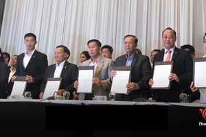 Leaders of six political parties which have formed the Pheu Thai-led alliance to set up a coalition government display a joint statement confirming their commitment to “end the power of NPCO” during a press conference on March 27. (Source: thaipbsworld.co