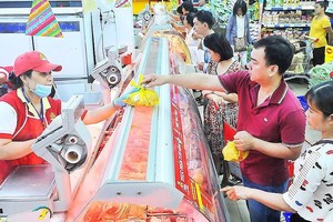 Customers at a supermarket in HCMC (Photo: SGGP)