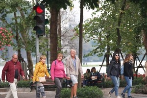 Foreign visitors to Hanoi (Photo: VNA)