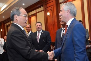 Politburo member and Secretary of the Ho Chi Minh City Party Committee Nguyen Thien Nhan (L) and Mayor of Frankfurt Peter Feldmann (Photo: SGGP)