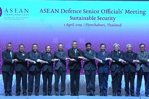 Vietnamese Deputy Minister of Defence Nguyen Chi Vinh (second, right) and other officials pose for a photo at the ASEAN Defence Senior Officials’ Meeting in Phetchaburi province, Thailand, on April 3 (Photo: VNA)